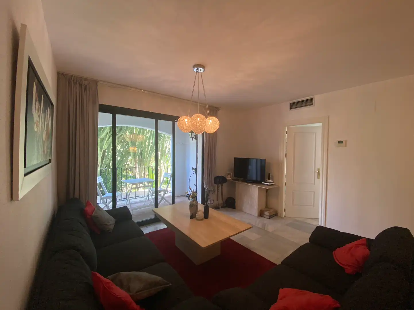 Sala d'estar de Apartament de lloguer en Marbella amb Aire condicionat, Terrassa i Piscina