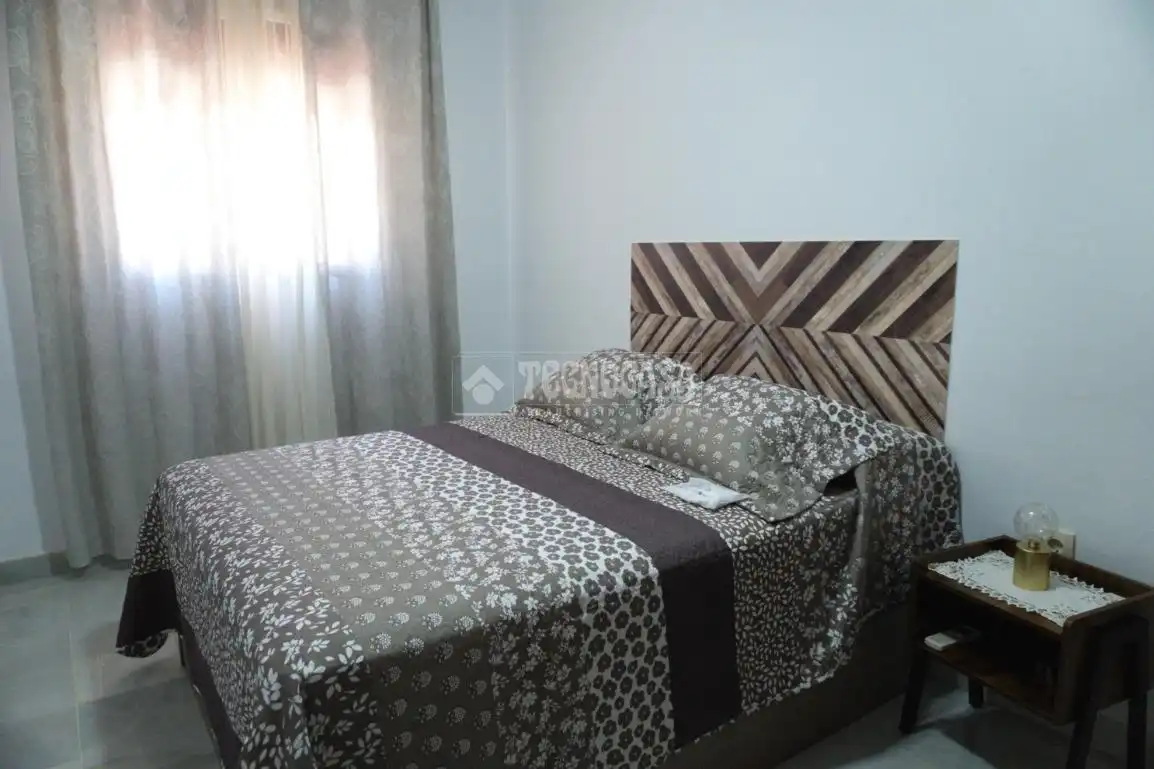Dormitori de Casa adosada en venda en La Rinconada amb Aire condicionat i Parquet