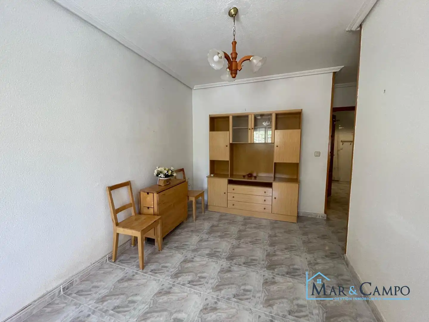 Sala d'estar de Casa adosada en venda en Los Alcázares amb Aire condicionat, Jardí privat i Moblat