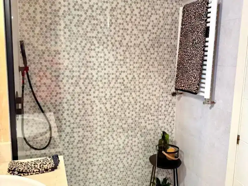 Bany de Apartament de lloguer en  Madrid Capital amb Aire condicionat, Piscina i Balcó