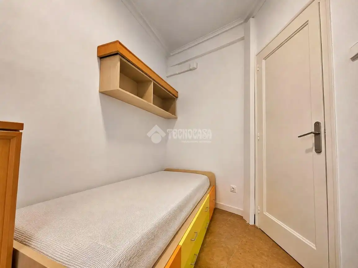 Dormitori de Casa adosada en venda en Barcelona amb Aire condicionat, Calefacció i Terrassa