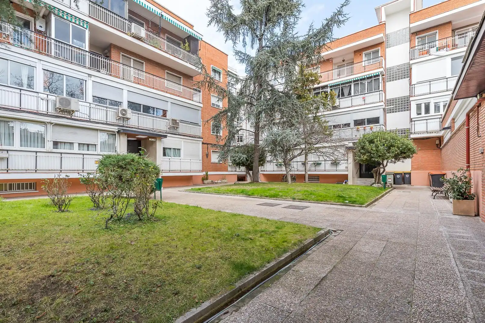 Exterior view of Flat for rent in Madrid  with Air Conditioner