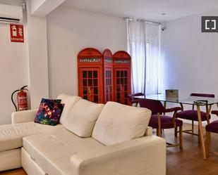 Living room of Flat to rent in  Madrid Capital  with Air Conditioner, Heating and Furnished