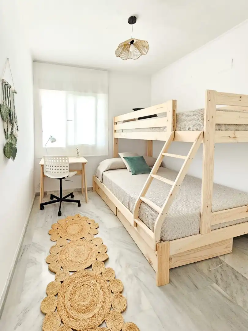 Dormitori de Apartament de lloguer en Marbella amb Aire condicionat, Moblat i TV