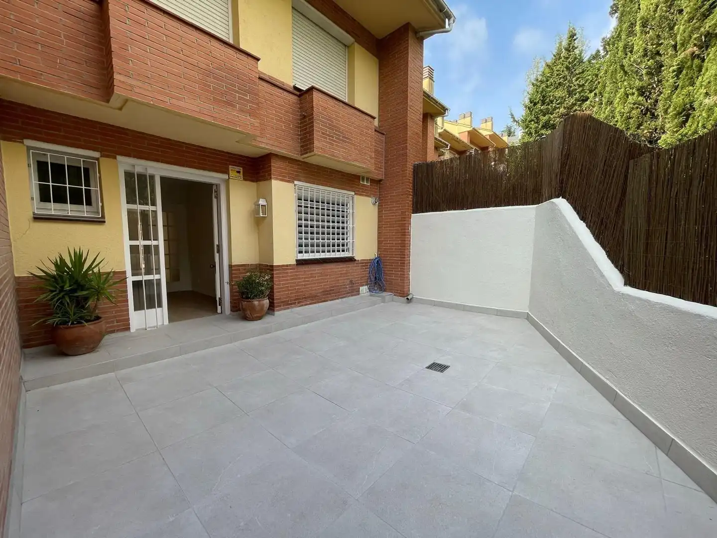 Außenansicht von Einfamilien-Reihenhaus zur Miete in Sant Andreu de Llavaneres mit Klimaanlage, Privatgarten und Balkon