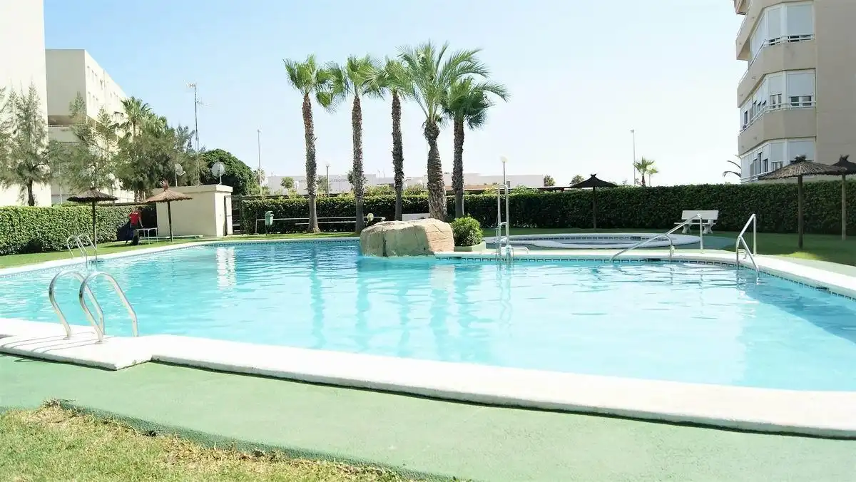 Piscina de Apartamento en venta en Alicante / Alacant con Aire acondicionado, Calefacción y Jardín privado