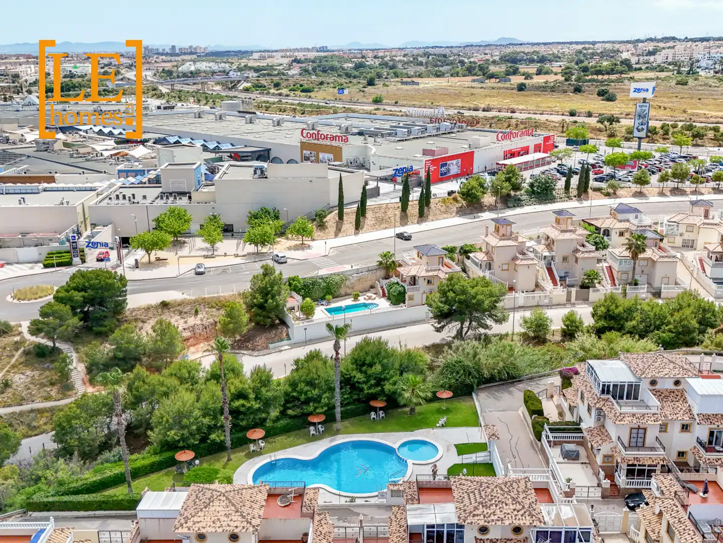 Vista exterior de Casa adosada en venda en Orihuela amb Aire condicionat, Jardí privat i Moblat