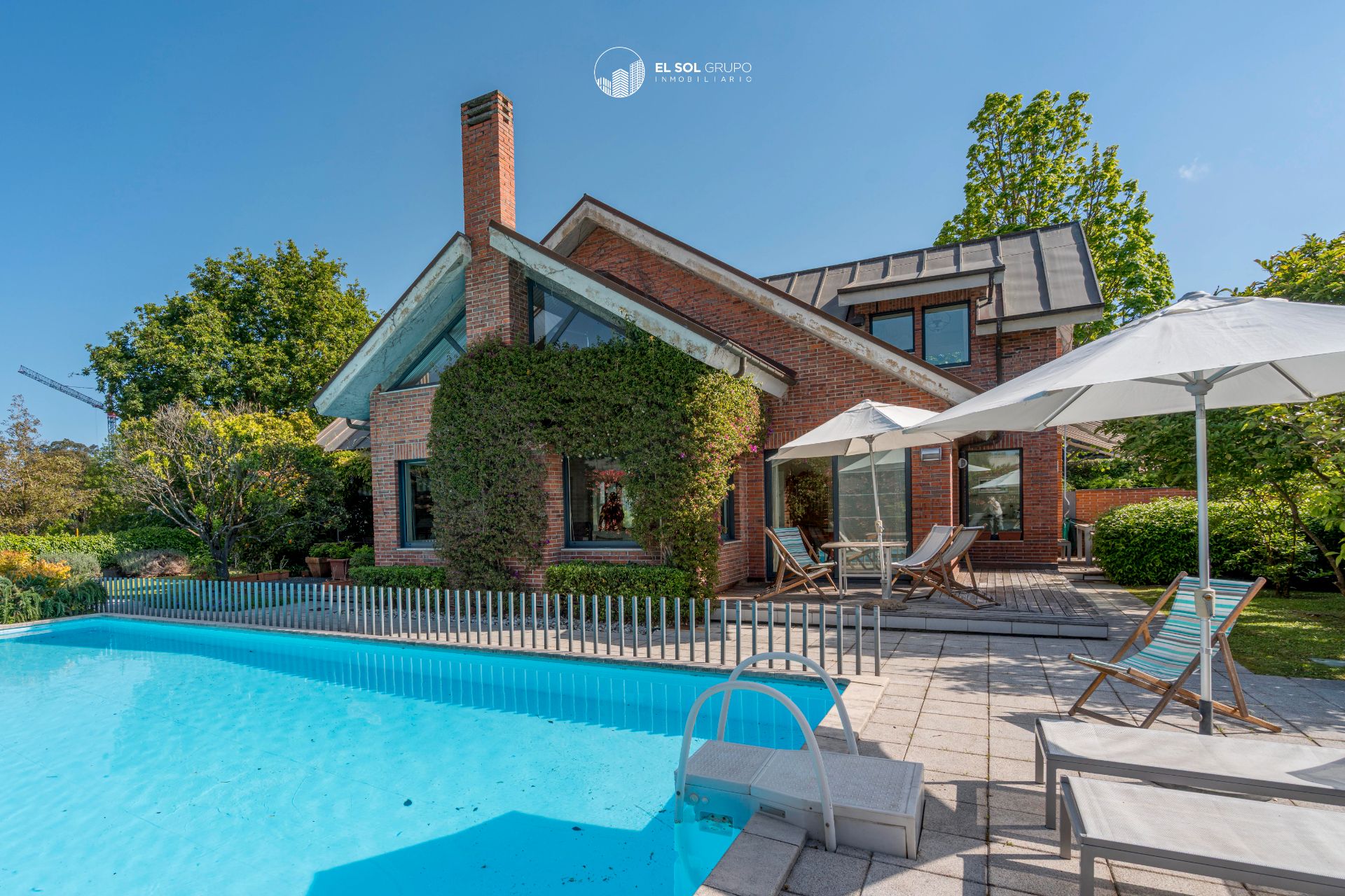 Exterior view of House or chalet for sale in Gijón   with Heating, Private garden and Parquet flooring
