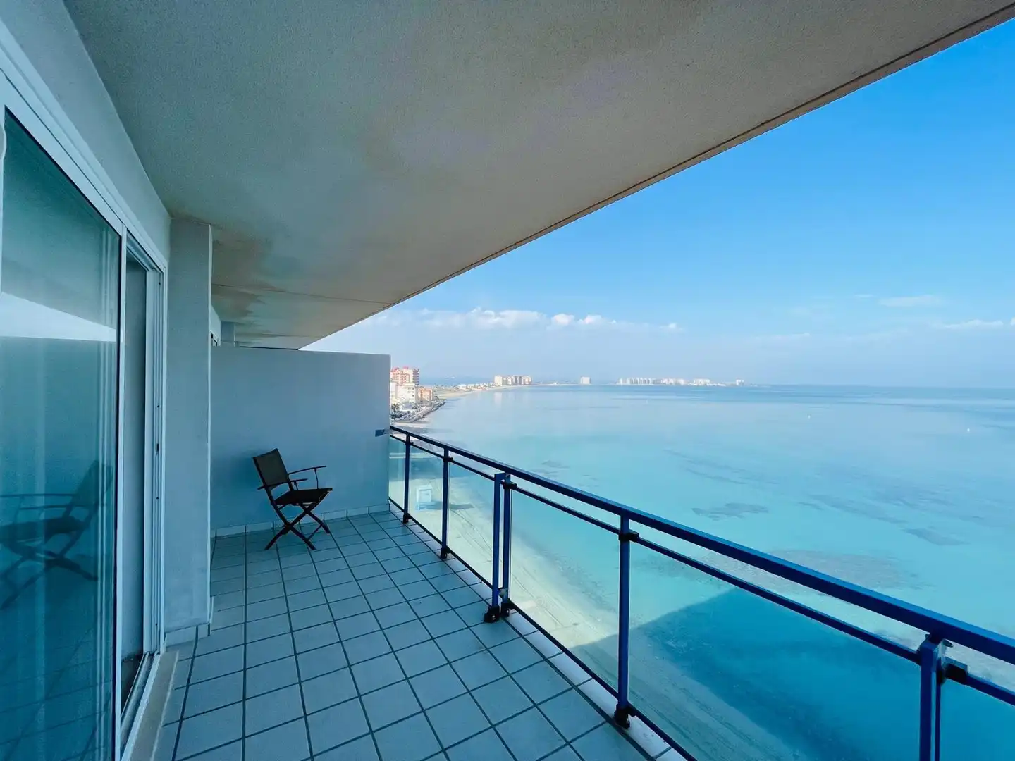 Terraza de Apartamento de alquiler en La Manga del Mar Menor con Aire acondicionado, Calefacción y Piscina