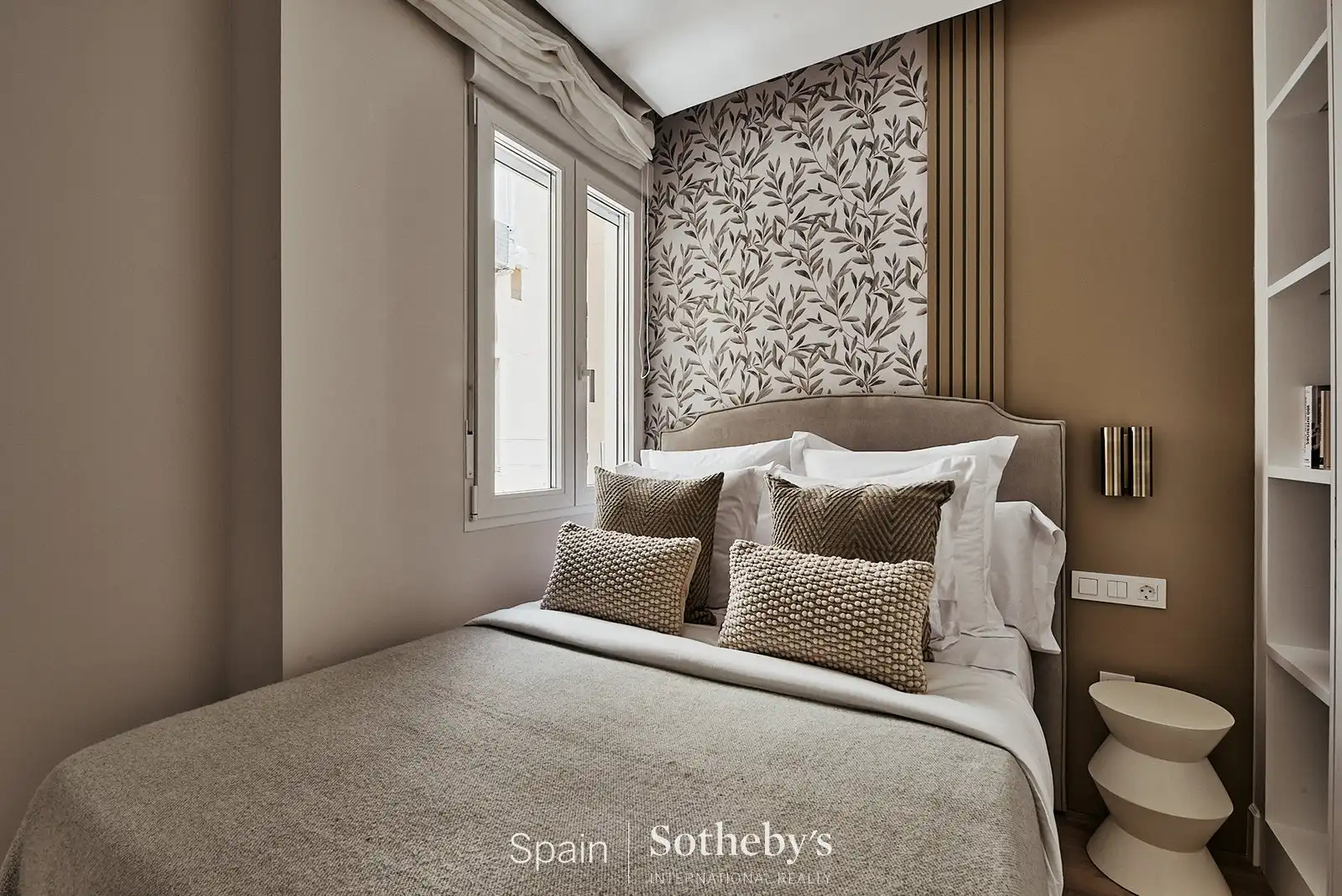 Dormitori de Apartament en venda en Madrid amb Aire condicionat i Terrassa