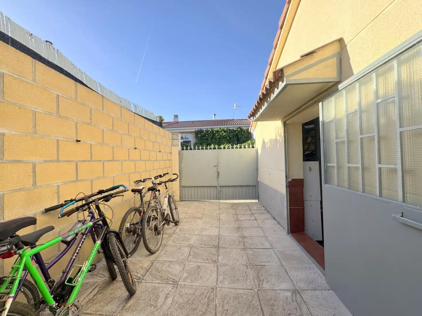 Parking de Casa o chalet en venta en Herradón de Pinares con Calefacción, Jardín privado y Piscina