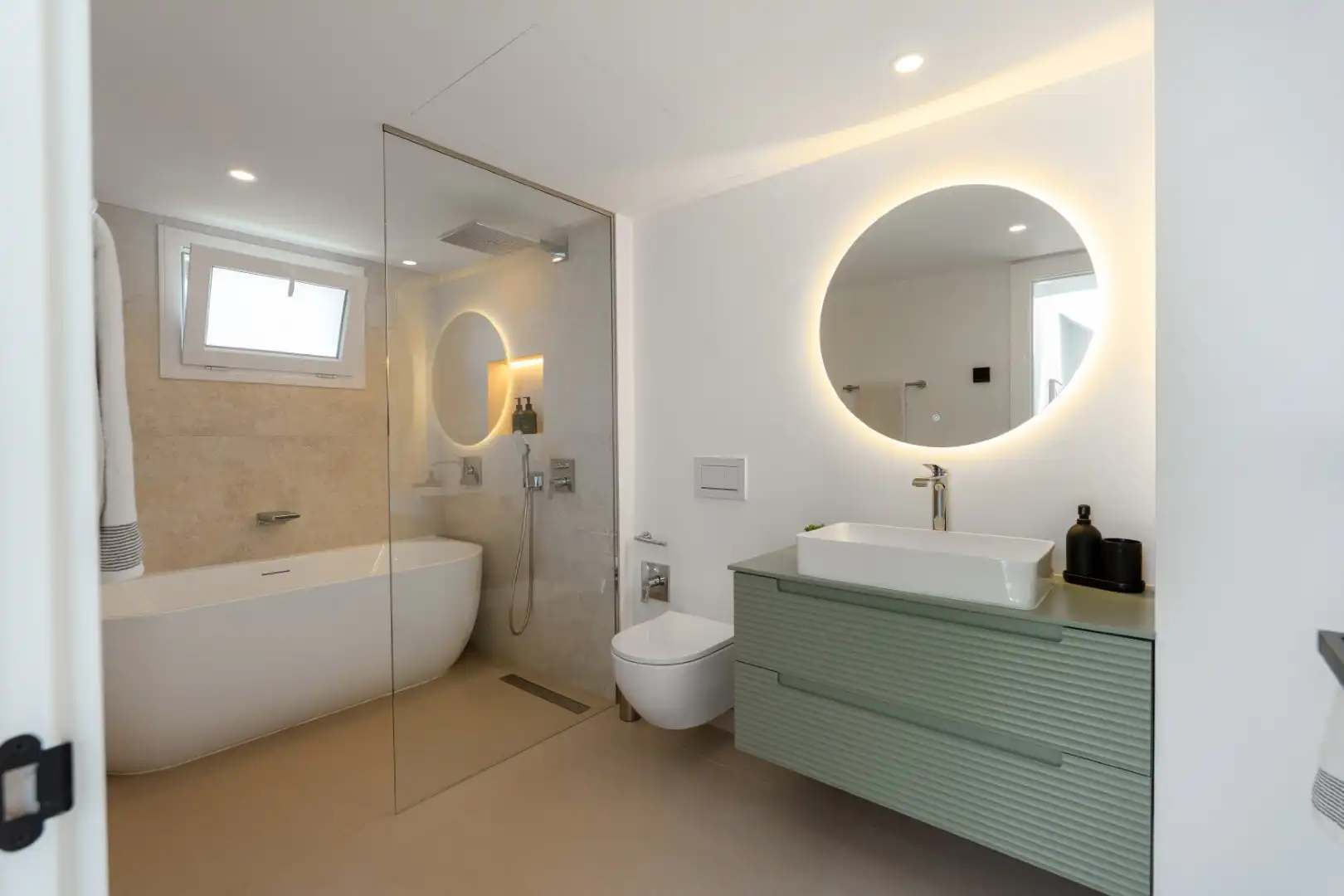 Badezimmer von Einfamilien-Reihenhaus zum Verkauf in Marbella mit Klimaanlage, Heizung und Privatgarten