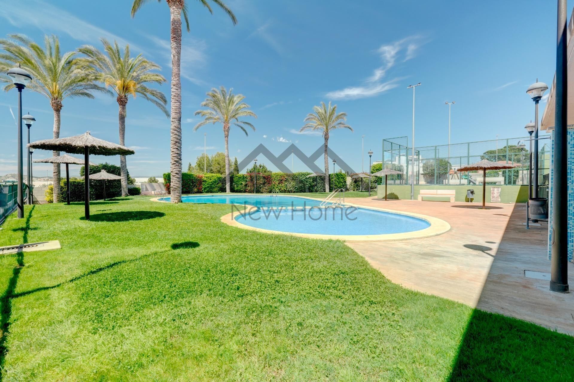 Piscina de Casa adosada en venda en La Pobla de Vallbona amb Aire condicionat, Calefacció i Jardí privat