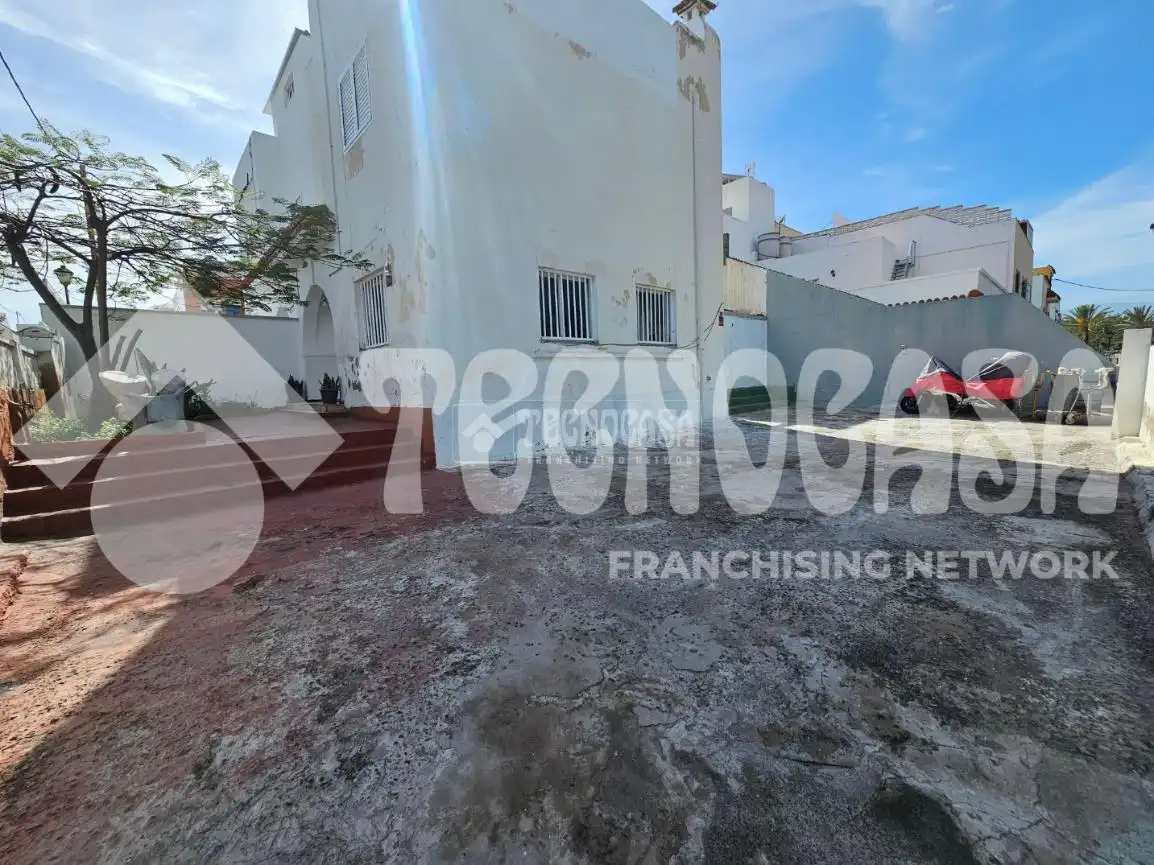 Vista exterior de Casa adosada en venda en Las Palmas de Gran Canaria amb Terrassa