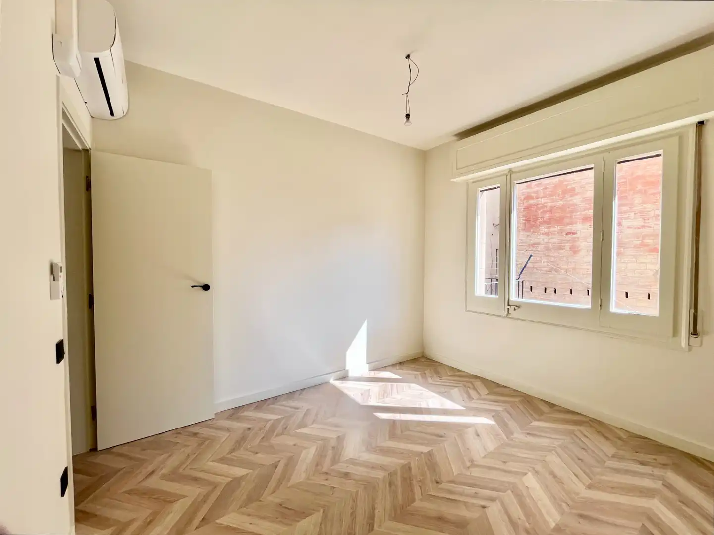 Bedroom of Flat for sale in Barcelona  with Air Conditioner, Heating and Parquet flooring