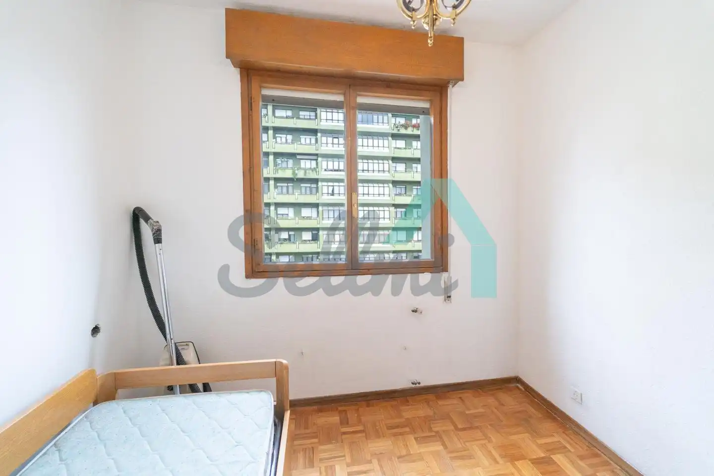 Bedroom of Flat for share in Oviedo   with Heating, Parquet flooring and Furnished
