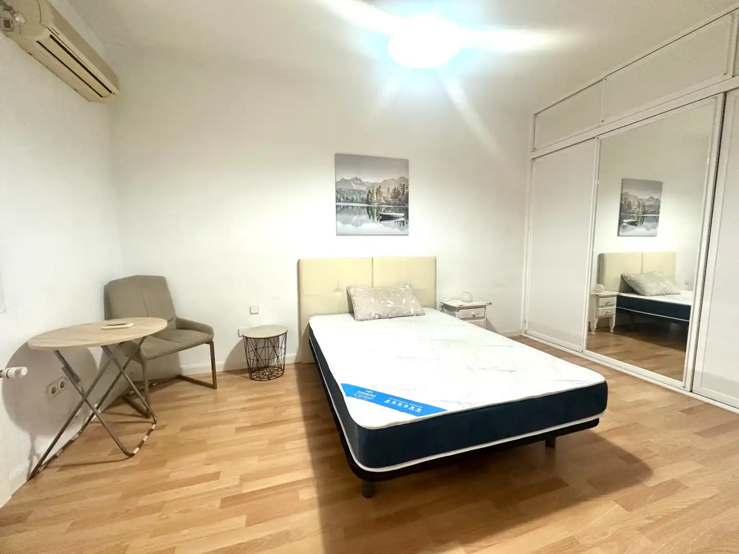 Habitación de Casa adosada en venta en Madrid con Aire acondicionado, Calefacción y Jardín privado