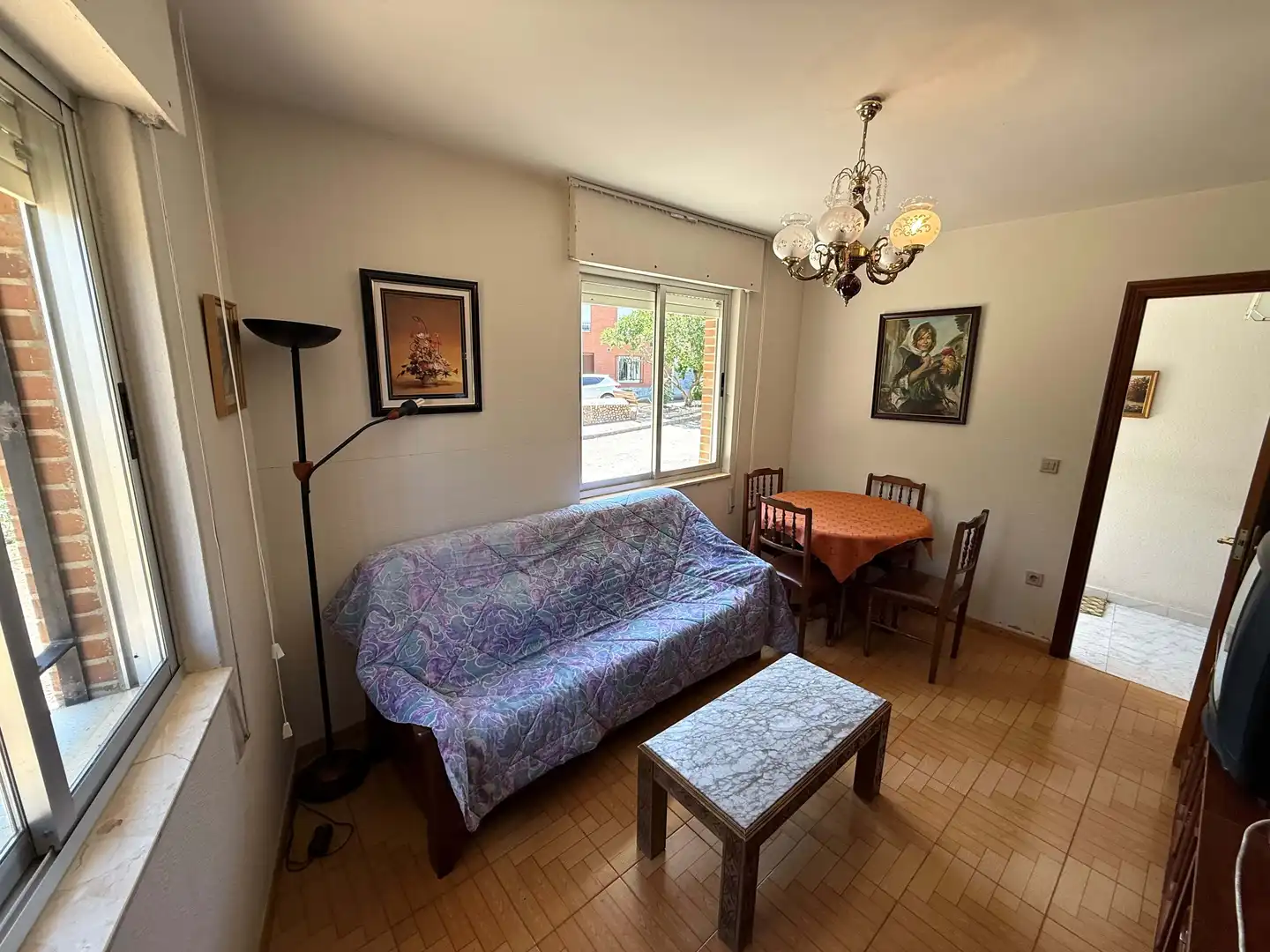 Wohnzimmer von Einfamilien-Reihenhaus zum Verkauf in Villamañán mit Heizung