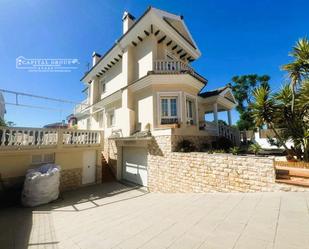 Vista exterior de Casa o xalet en venda en Punta Umbría amb Aire condicionat, Calefacció i Jardí privat