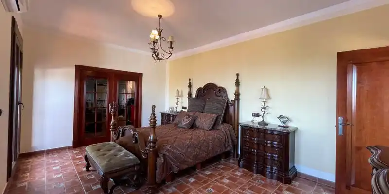 Dormitori de Casa o xalet en venda en Loja amb Aire condicionat, Jardí privat i Terrassa