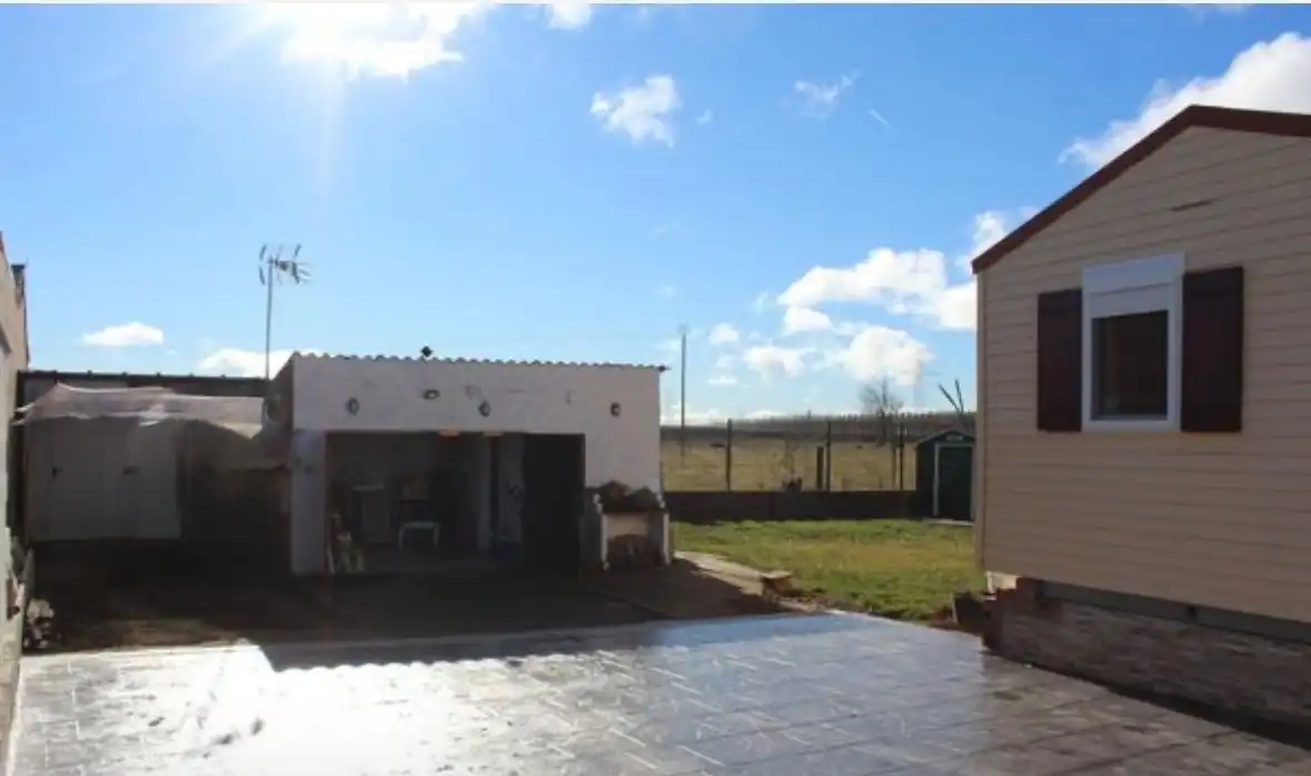 Vista exterior de Casa o xalet en venda en Santas Martas amb Aire condicionat, Calefacció i Jardí privat