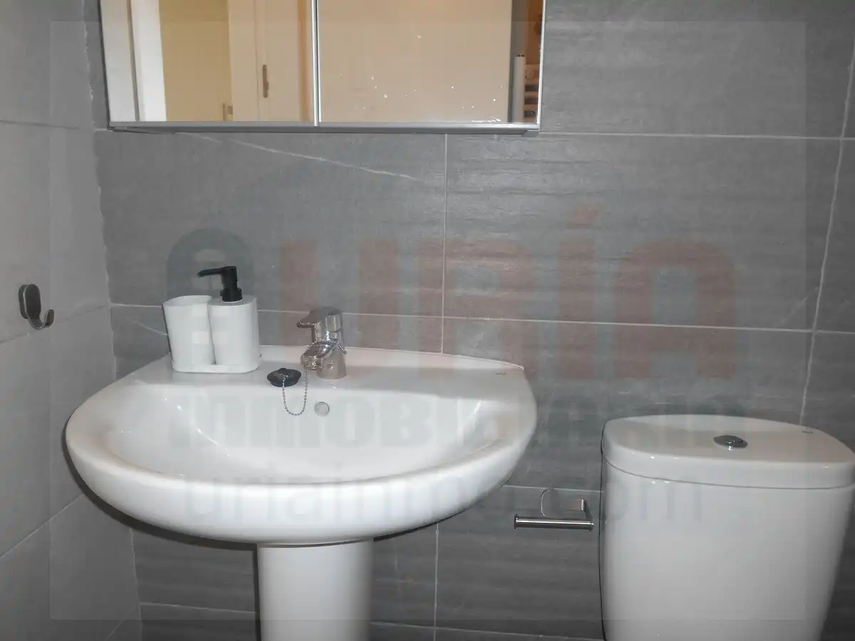 Baño de Piso de alquiler en Oviedo  con Calefacción, Amueblado y Horno