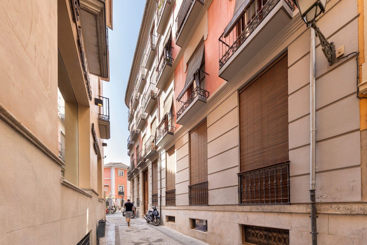 Vista exterior de Local en venta en  Granada Capital