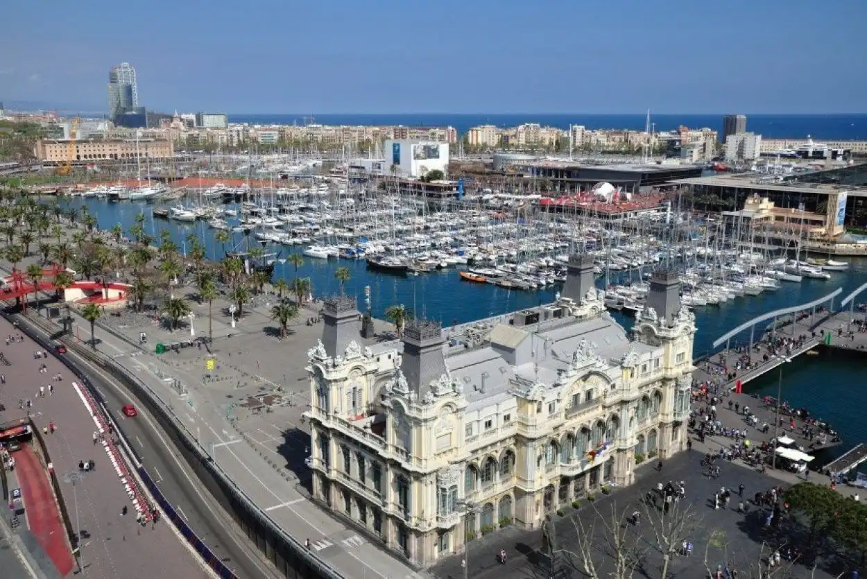 Vista exterior de Edifici en venda en Barcelona