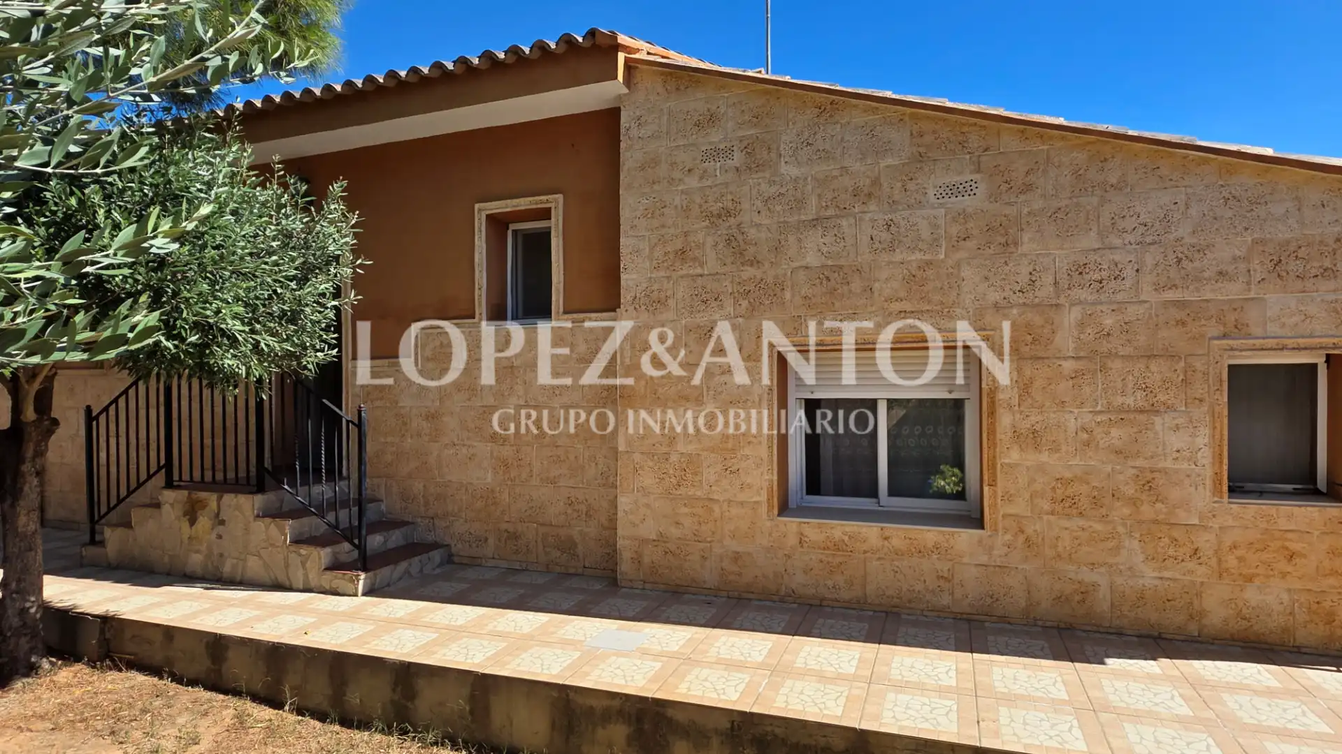 Vista exterior de Casa o xalet en venda en L'Eliana amb Aire condicionat, Calefacció i Jardí privat