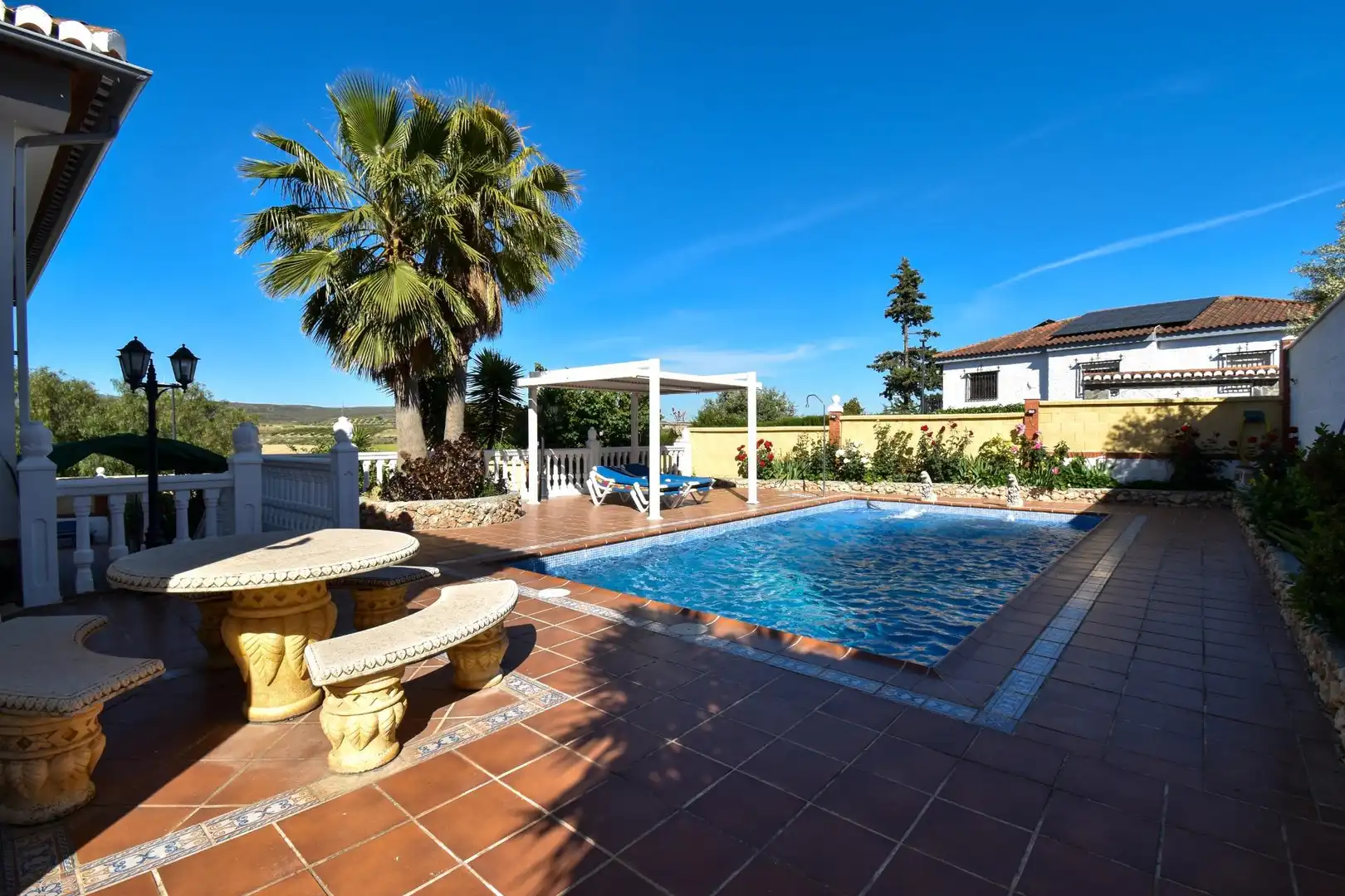 Chalet con piscina en venta en Calle G-1