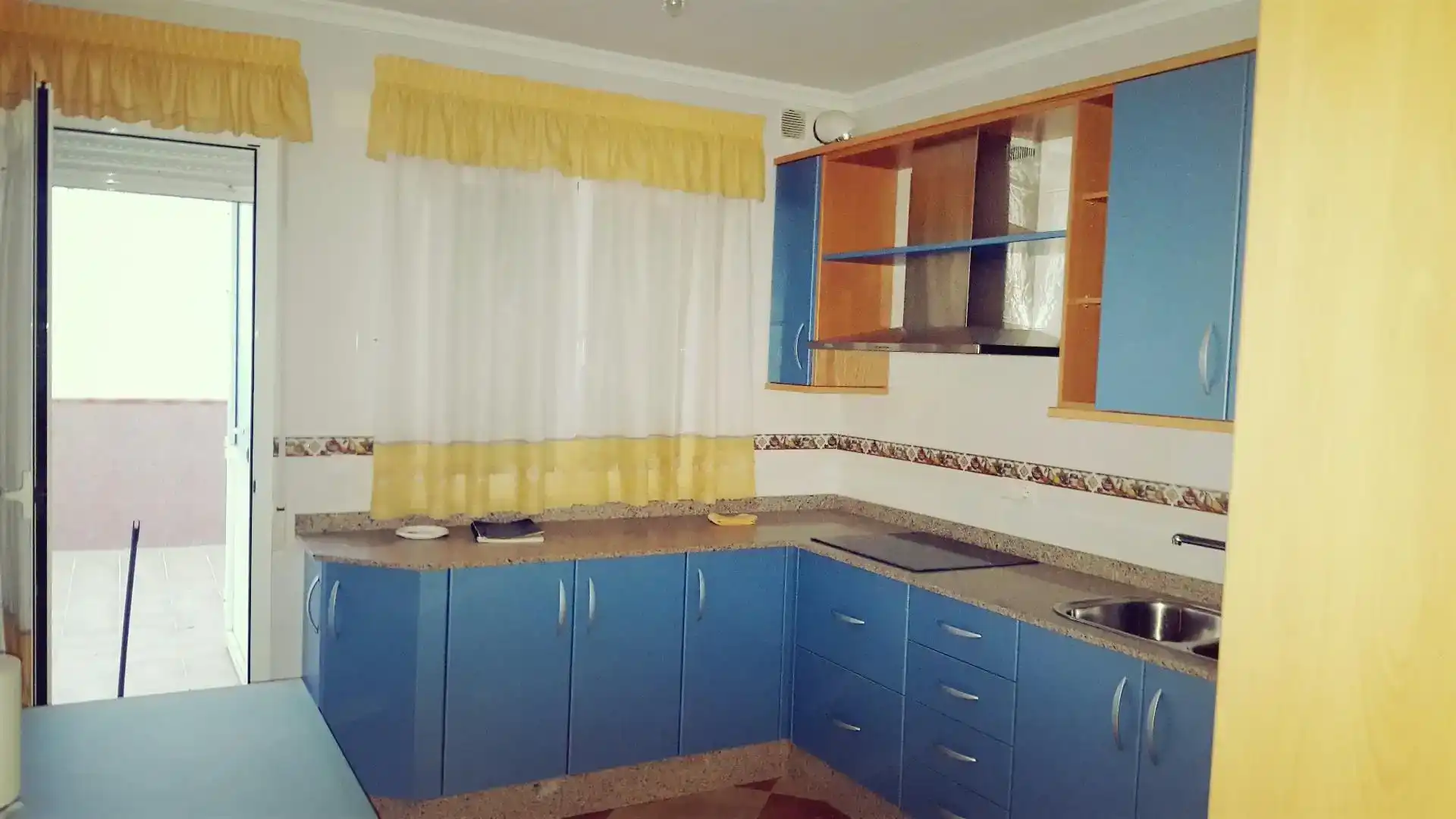 Cuina de Casa adosada en venda en Baza amb Forn, Rentadora i Microones