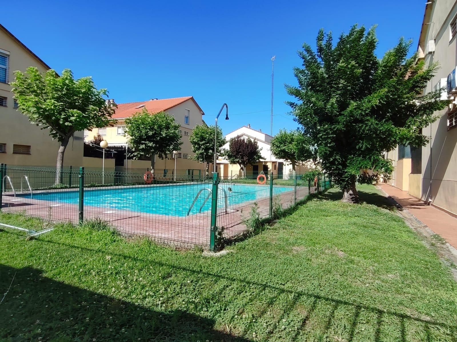 Swimming pool of Single-family semi-detached for sale in Badajoz Capital  with Heating, Private garden and Terrace