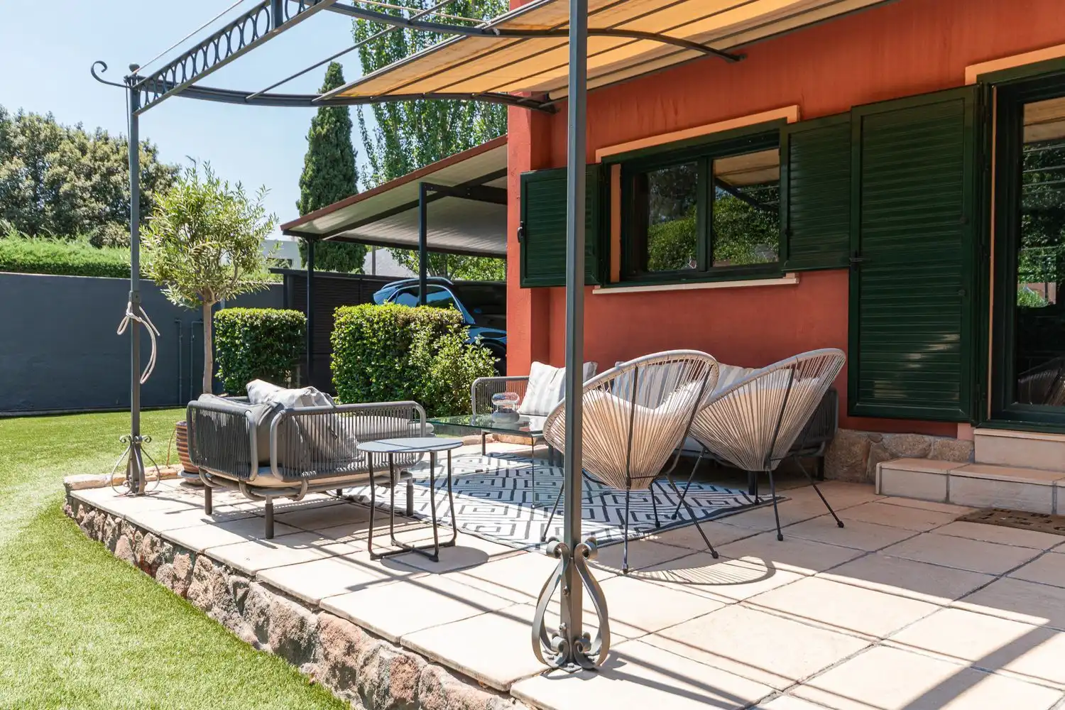 Terrasse von Einfamilien-Reihenhaus zum Verkauf in Boadilla del Monte mit Klimaanlage, Heizung und Abstellraum