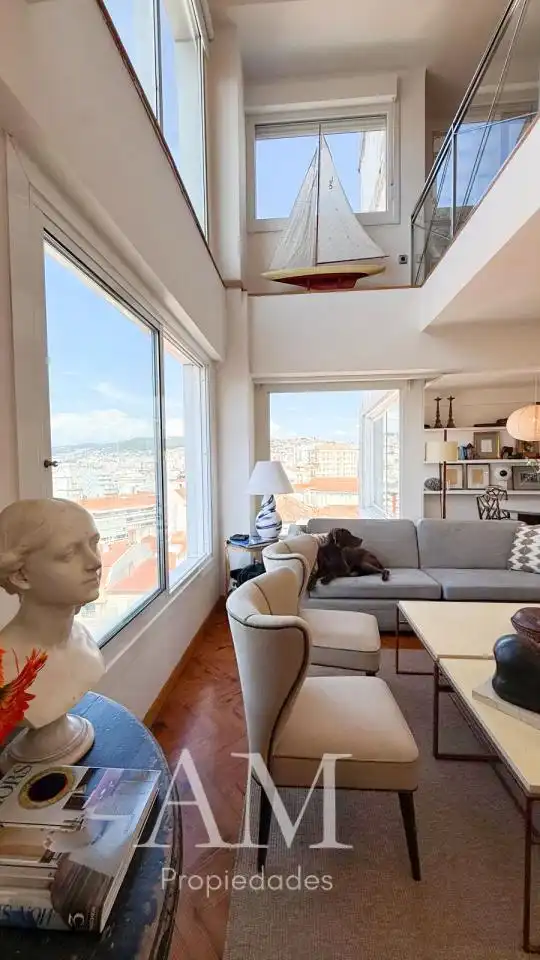Sala d'estar de Dúplex en venda en Vigo  amb Calefacció, Terrassa i Traster