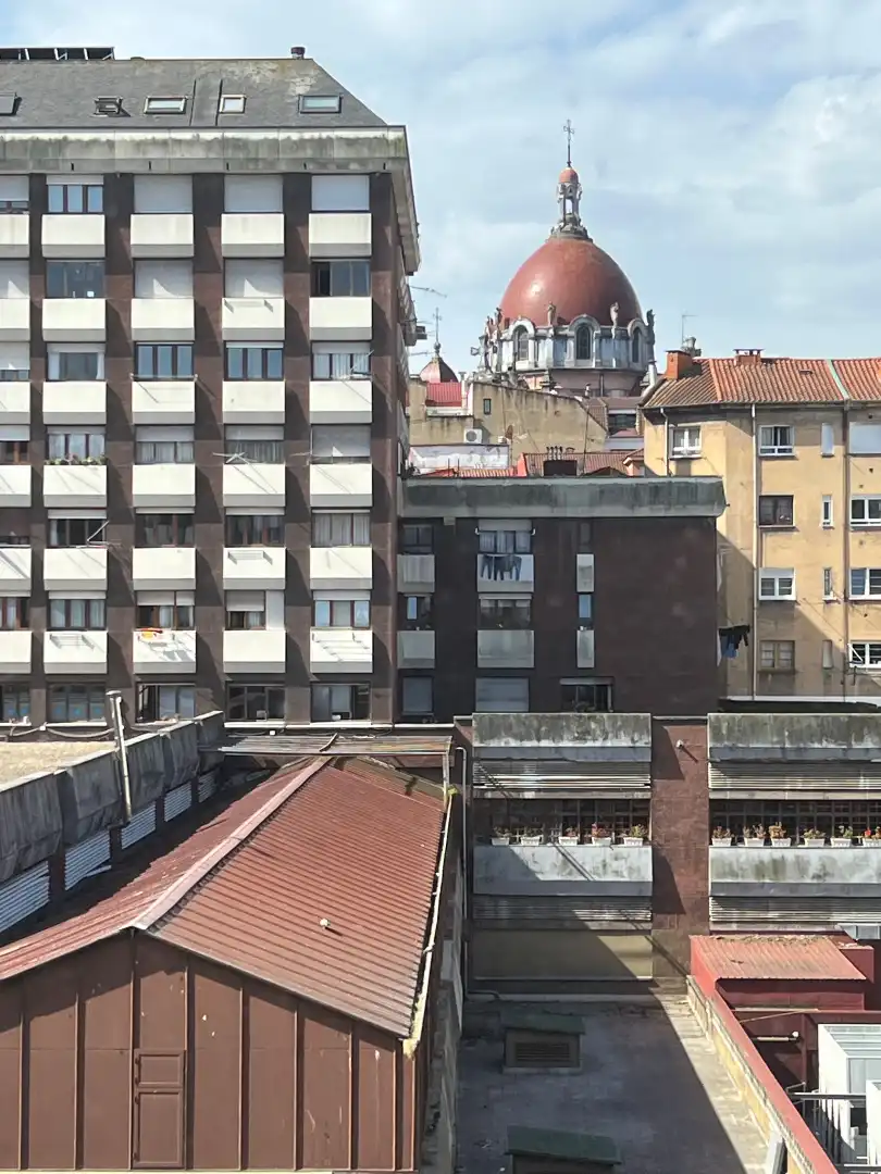 Vista exterior de Piso en venta en Oviedo  con Calefacción, Parquet y Terraza