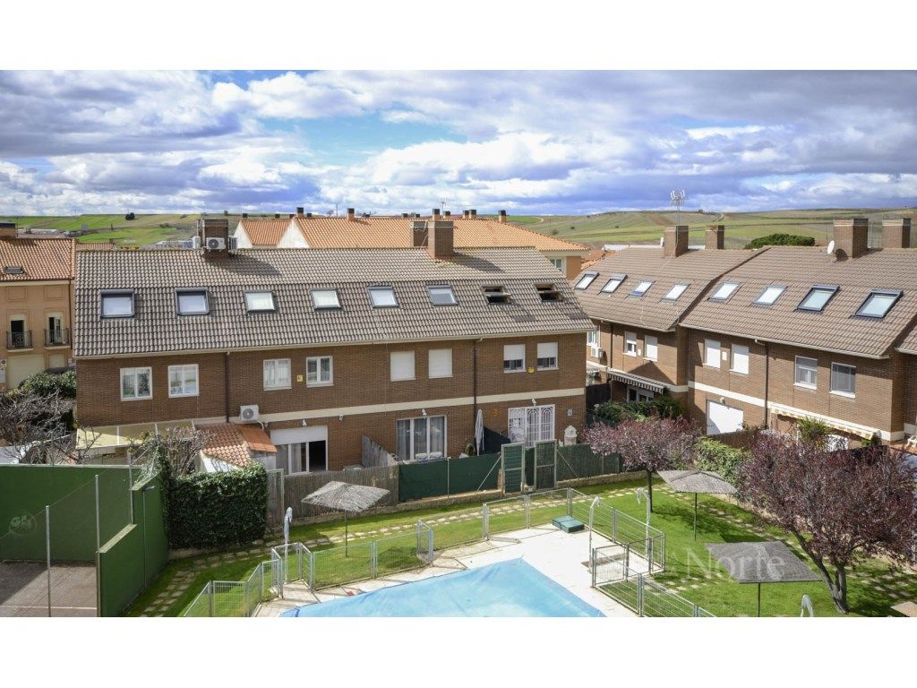 Vista exterior de Casa adosada de lloguer en Ajalvir