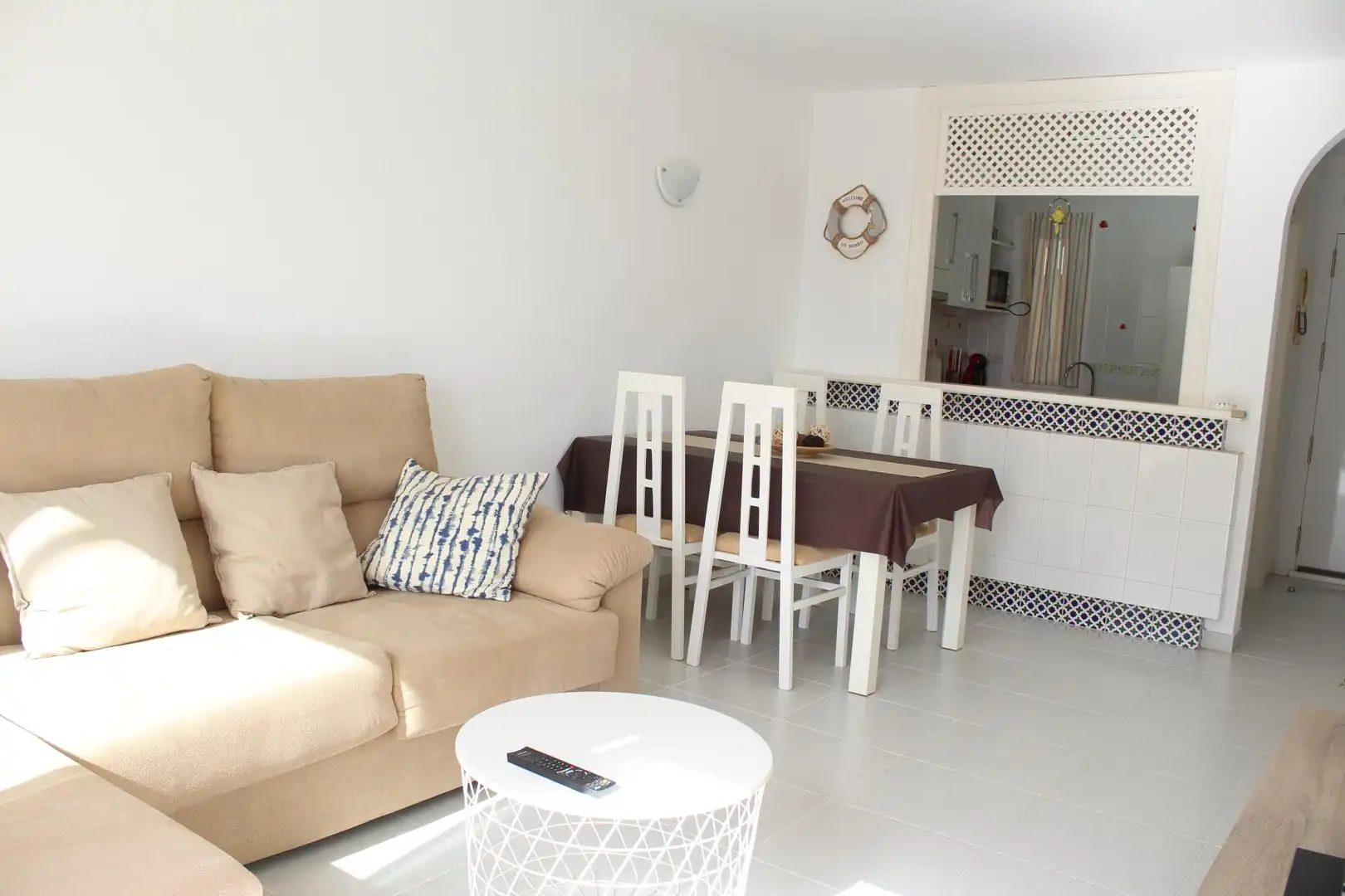 Sala d'estar de Apartament en venda en Roquetas de Mar amb Aire condicionat, Terrassa i Piscina