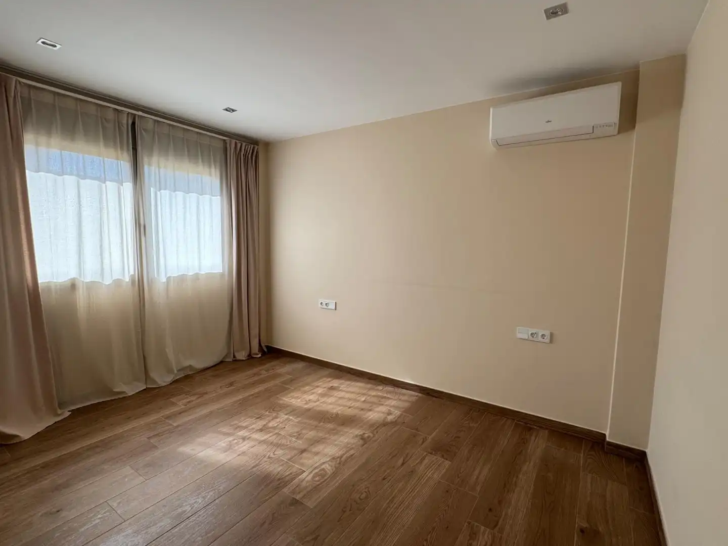 Bedroom of Houses for sale in La Pobla de Vallbona  with Air Conditioner, Private garden and Terrace