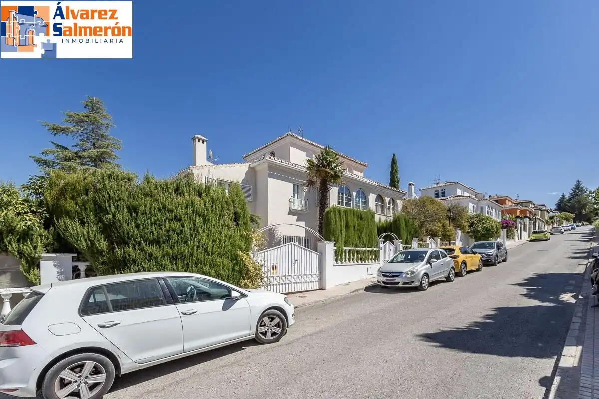 Exterior view of Houses for sale in Altos de la Zubia