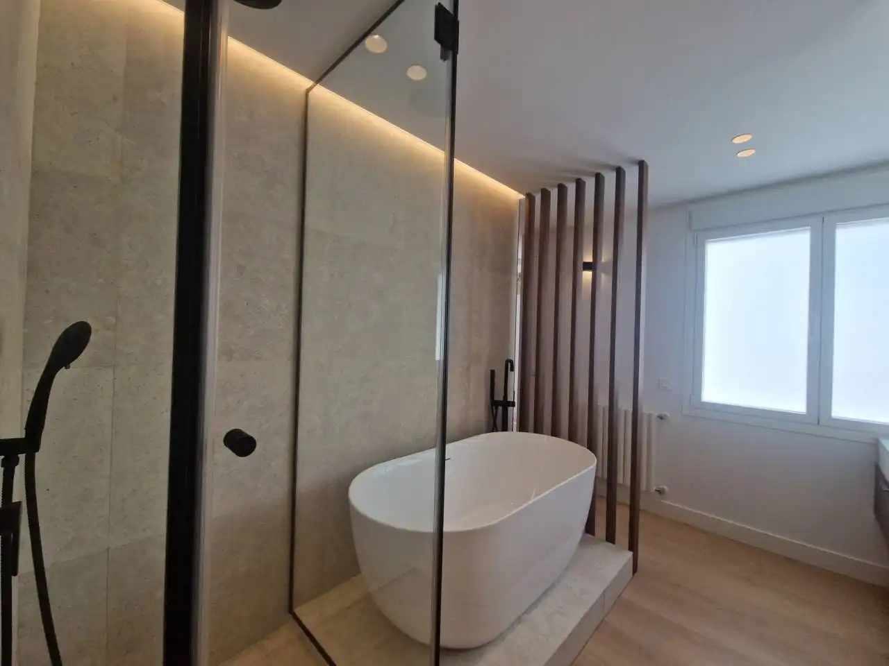 Badezimmer von Wohnung zum Verkauf in Madrid mit Klimaanlage, Heizung und Terrasse