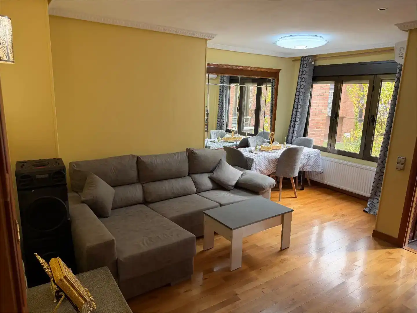 Sala d'estar de Pis en venda en Leganés amb Aire condicionat, Jardí privat i Parquet