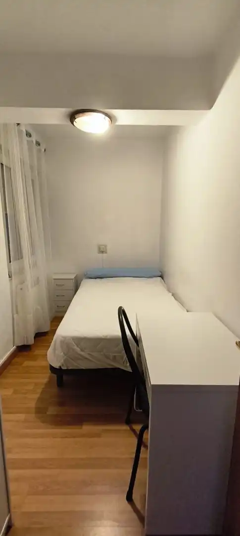 Habitación de Piso en venta en Oviedo  con Calefacción, Trastero y Amueblado