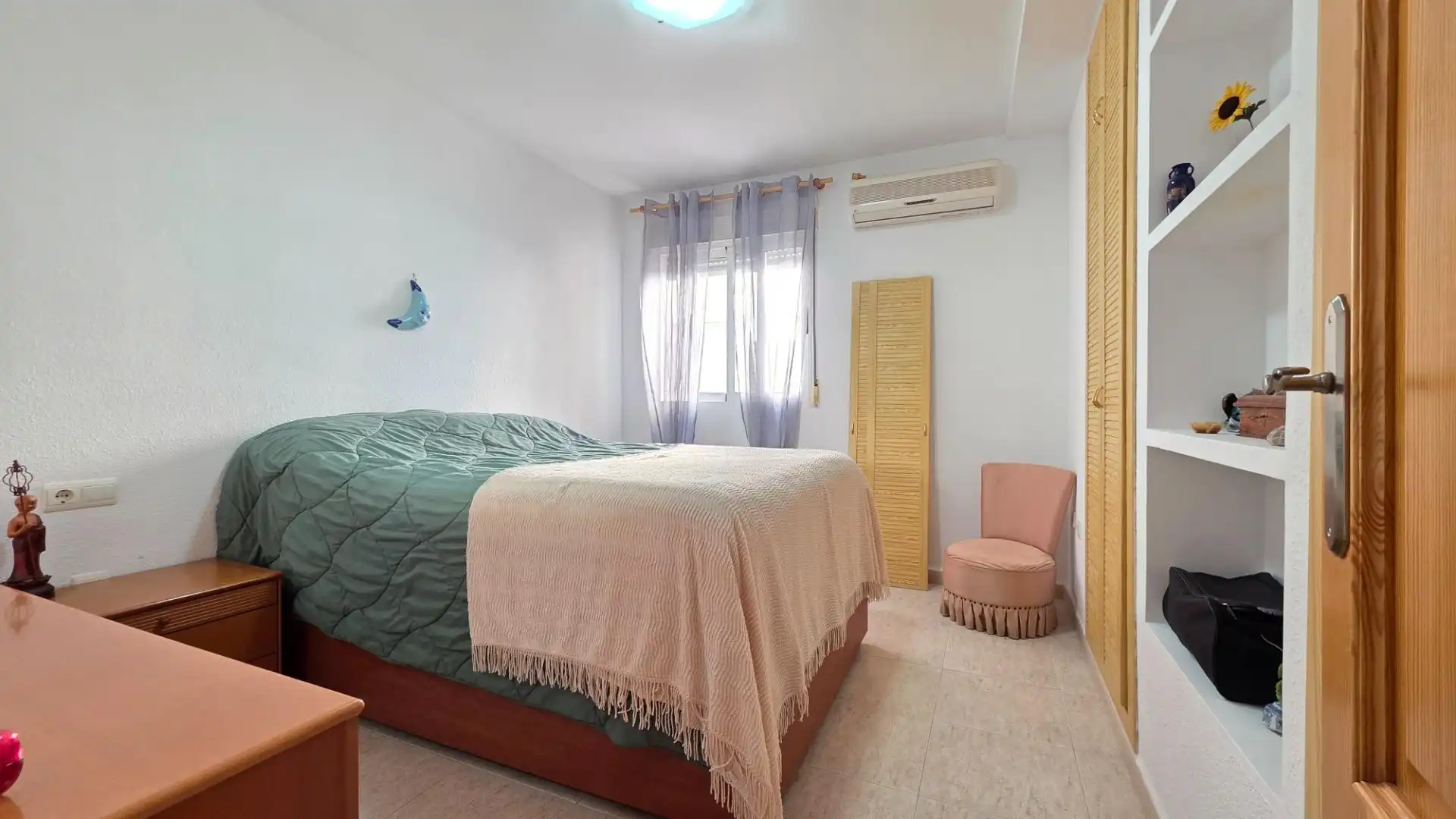 Schlafzimmer von Dachboden zum Verkauf in Gandia mit Klimaanlage, Terrasse und Abstellraum