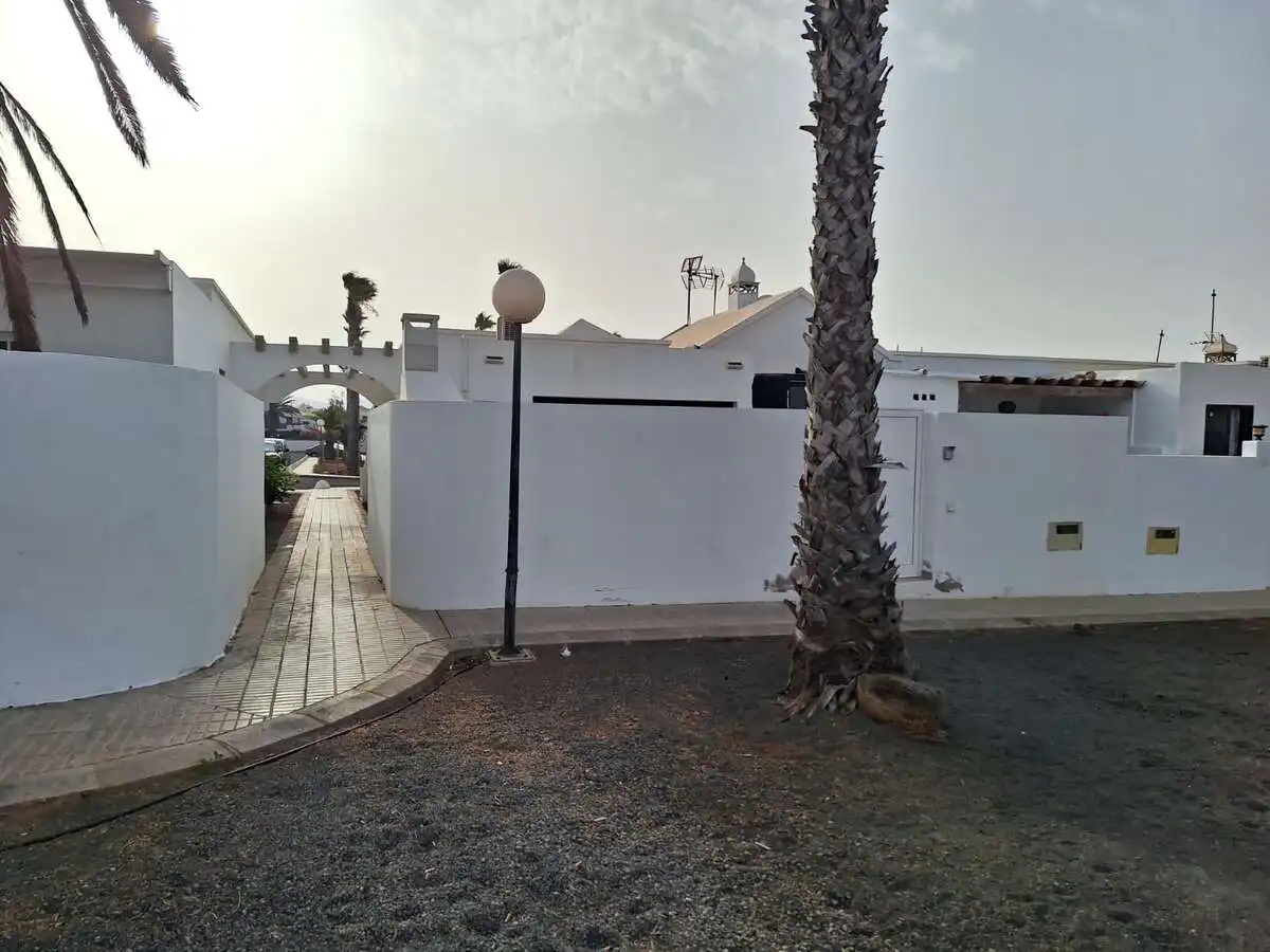 Vista exterior de Casa o xalet en venda en Yaiza amb Terrassa