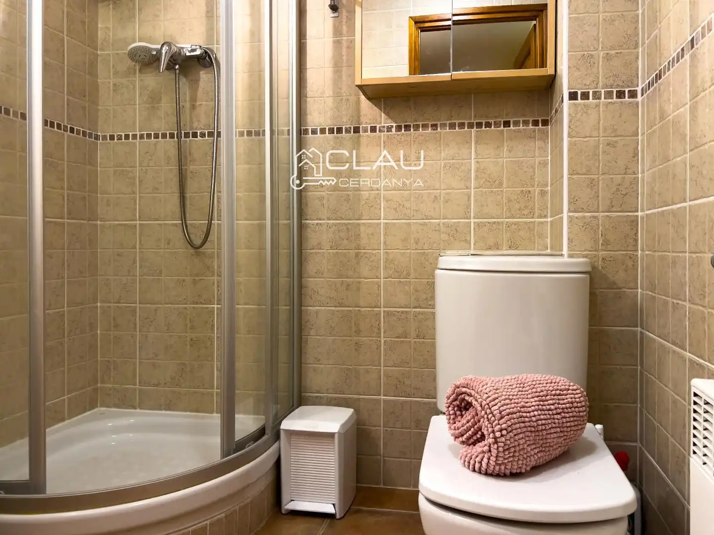 Badezimmer von Einfamilien-Reihenhaus zur Miete in Latour - de - Carol mit Heizung, Privatgarten und Terrasse