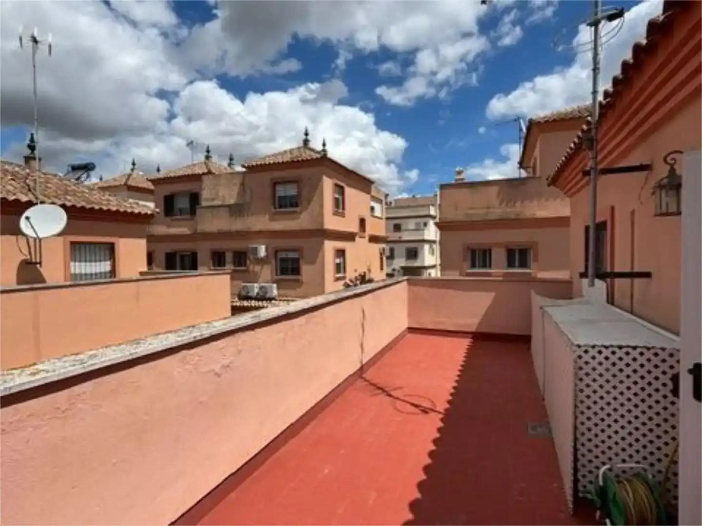 Vista exterior de Casa o xalet en venda en Tomares amb Aire condicionat i Balcó