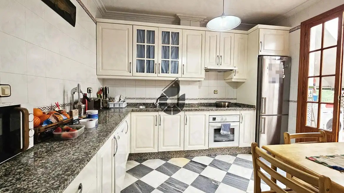 Cuina de Casa adosada en venda en La Puebla del Río amb Terrassa