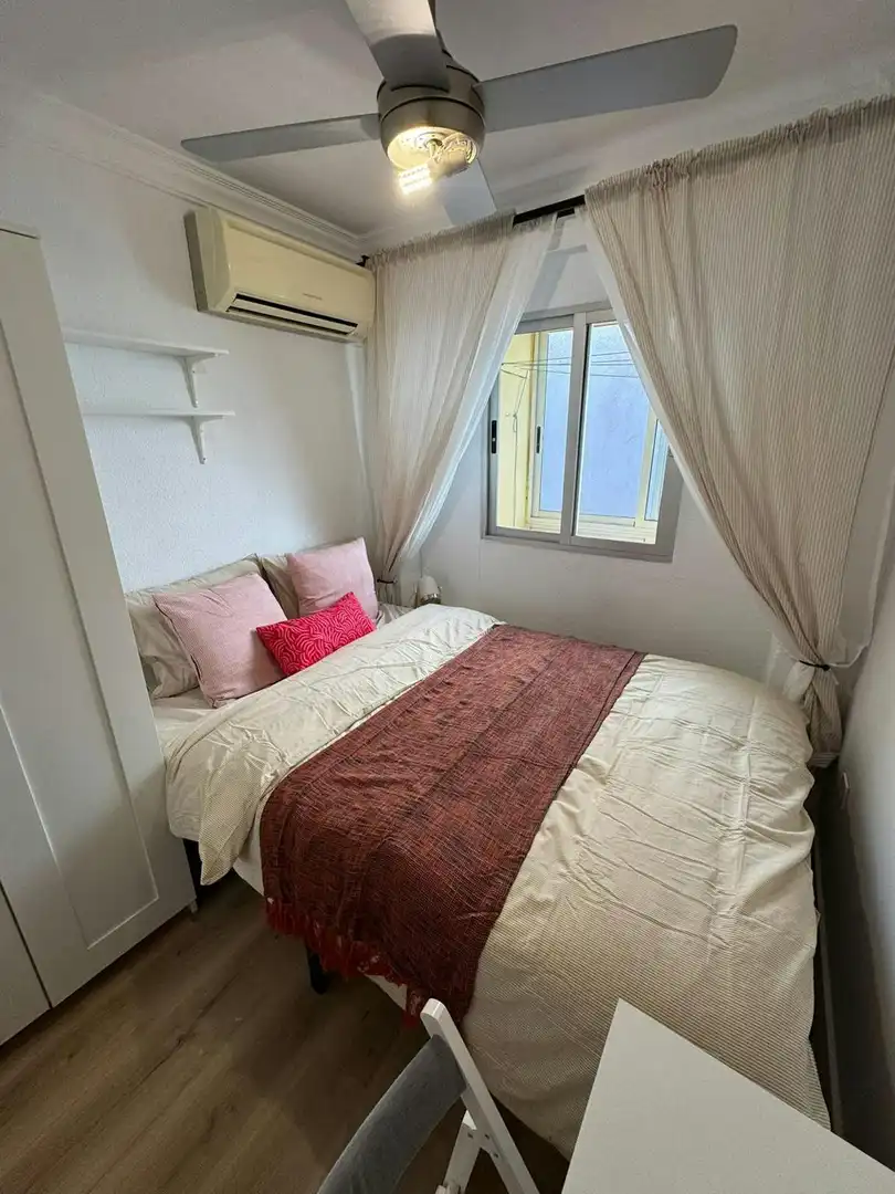 Schlafzimmer von Wohnung zur untervermieten in Valencia mit Klimaanlage und Waschmaschine