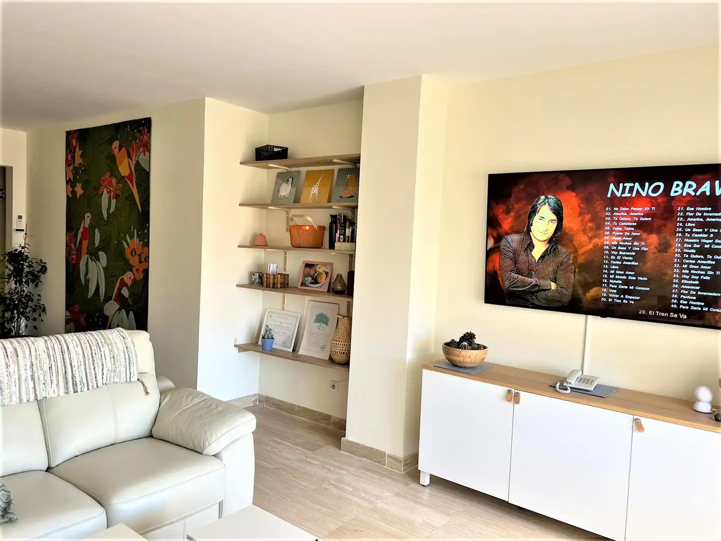 Sala d'estar de Àtic en venda en Estepona amb Aire condicionat, Terrassa i Traster