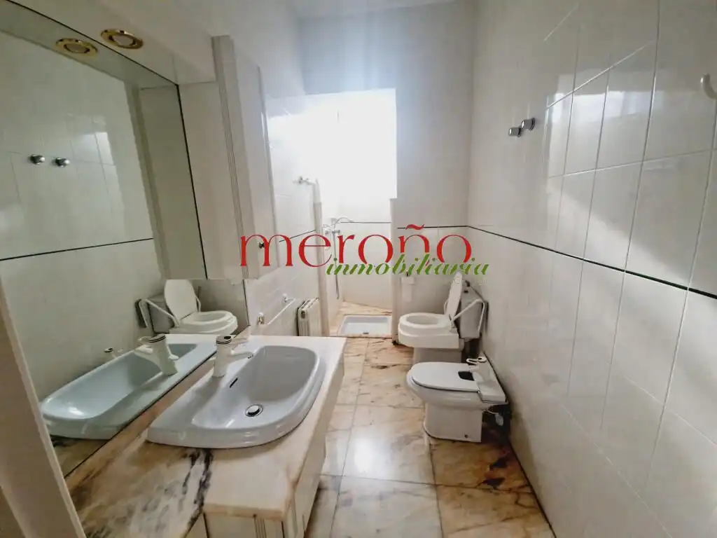 Bany de Planta baixa en venda en Elche / Elx amb Jardí privat, Parquet i Terrassa